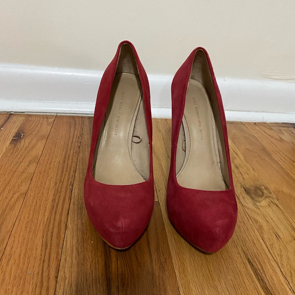 MUST GO SINCE IM MOVING red suede w gold heel